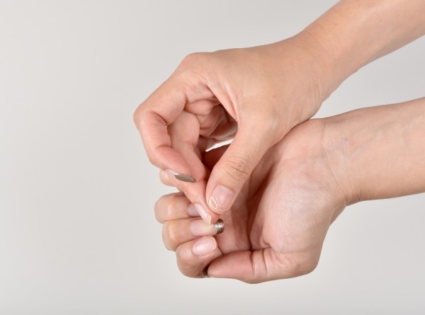 Psoríase nas Unhas: O Sinal que Você Está Ignorando e Pode Indicar Algo Maior